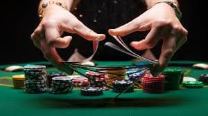 Pengguna membaca tips taruhan lewat ponsel